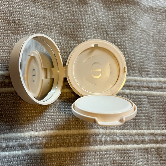 Dior Forever Cushion Powder in Medium - Picture 2 of 3